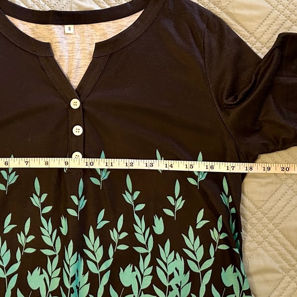 Women’s Loose Fitting Black and Green Tee, Size Small - Picture 4 of 7